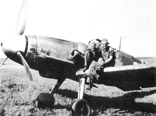 Bf 109 G-6 mit »schwarzer Tulpe« am Bug — persönliches Erkennungszeichen (selten getragen).