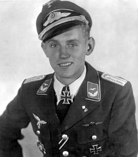 Porträt in Uniform mit Auszeichnungen — historische Aufnahme.