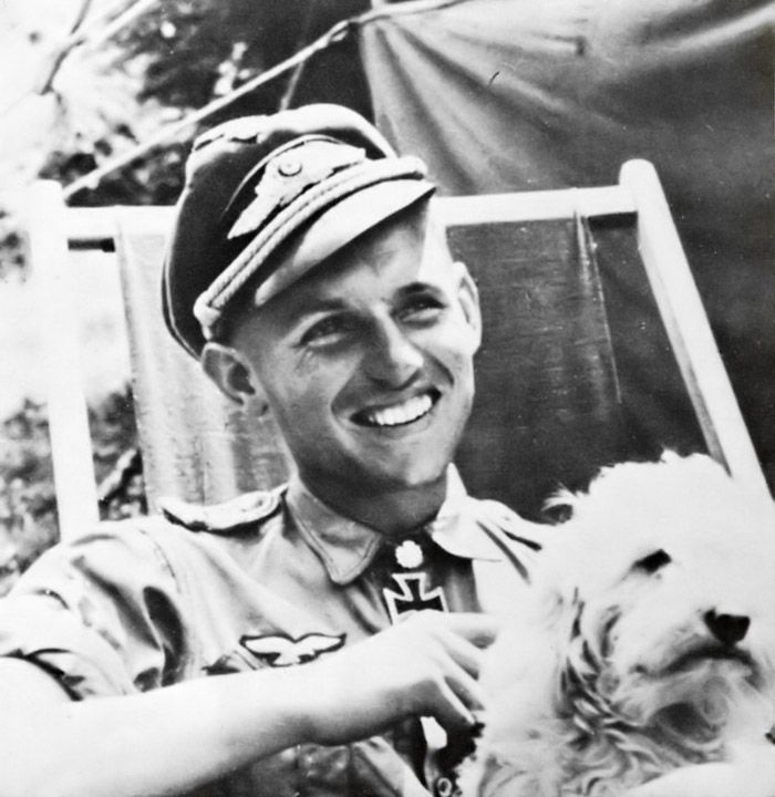 Hartmann in Feldlagerung — private Aufnahme mit Hund.